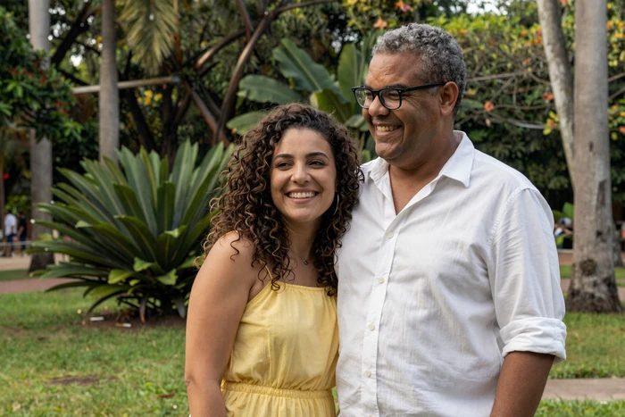 David and Fernanda, a loving American-Brazilian couple embracing in a São Paulo park